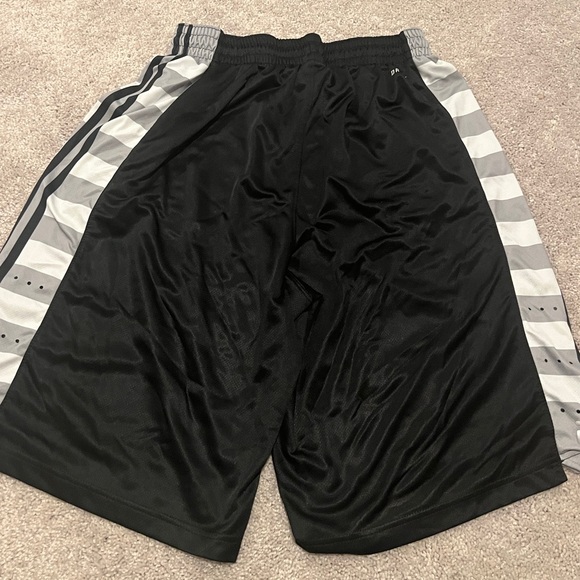Men’s Nike Dri fit basketball/athletic shorts - Picture 2 of 5